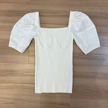 MAISON SPECIAL 화이트 리브 퍼프 슬리브 상의
