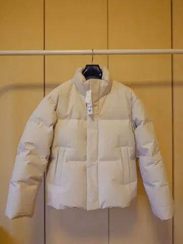 유니클로 심리스 다운 자켓 L 사이즈 내추럴