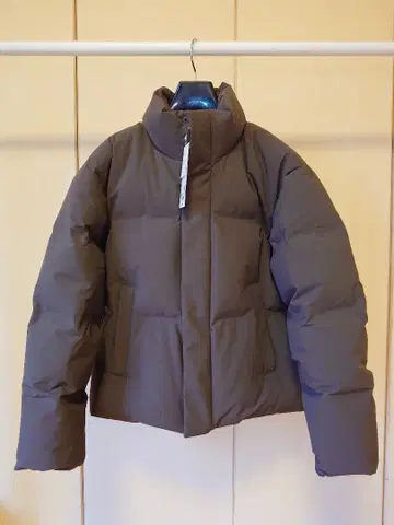 유니클로 심리스 다운 자켓 M 사이즈 다크 브라운