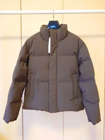 유니클로 심리스 다운 자켓 M 사이즈 다크 브라운