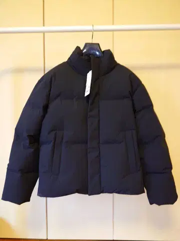 유니클로 심리스 다운 자켓 M 사이즈 블랙