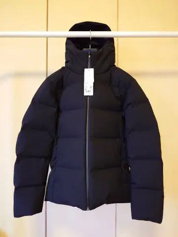 유니클로 심리스 다운 파카 M 사이즈 블랙