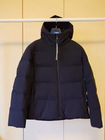 유니클로 심리스 다운 파카 M 사이즈 블랙