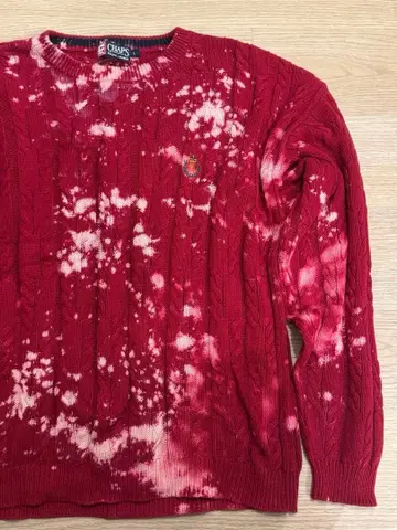 빨간색 타이 다이 케이블 니트 스웨터