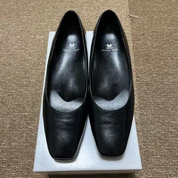 SUCCESS WEAR 블랙 가죽 펌프스 스퀘어토