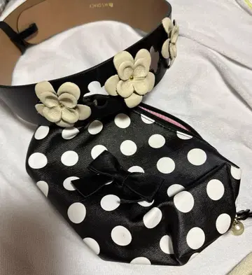 도트 무늬 파우치와 꽃 모티브 벨트 세트
