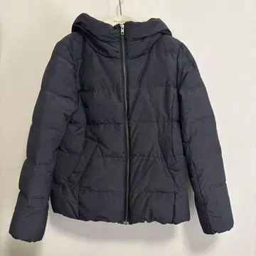 다크 그레이 후드 부착 다운 자켓