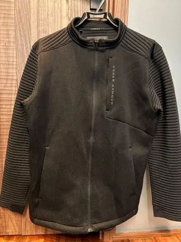 UNDER ARMOUR 블랙 자켓 L 사이즈