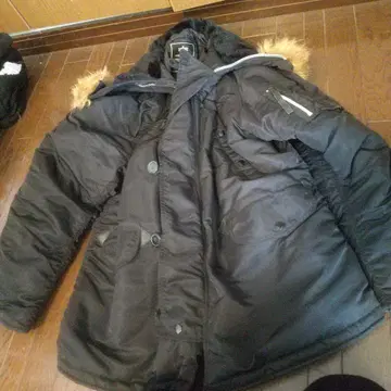 퍼 달린 블랙 밀리터리 자켓