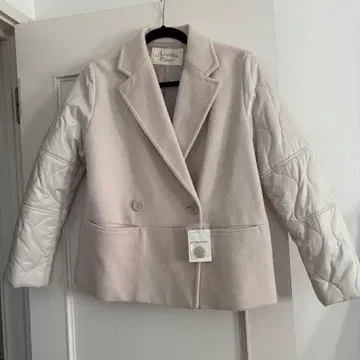 라이트 베이지 코트