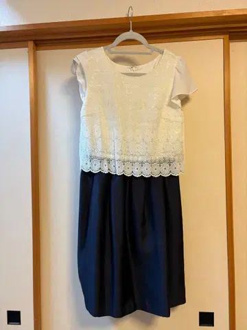 레이스 상의와 블랙스 카트 원피스