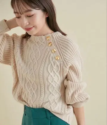 VIS 메탈 버튼이 포인트인 케이블 소매 볼륨 니트 풀오버