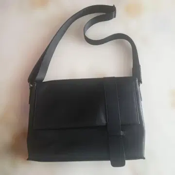 블랙 숄더백 심플한 디자인