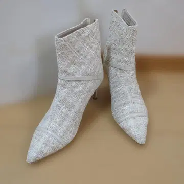 화이트 스틸레토 부츠 하이힐