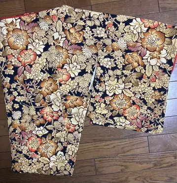 중고 기모노 블랙 베이스에 베이지 계열 꽃 무늬 코몬 중고