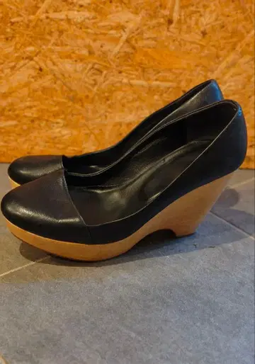 durbuy 듀르브이 통굽 펌프스 ACUTE CUT PUMPS 우드