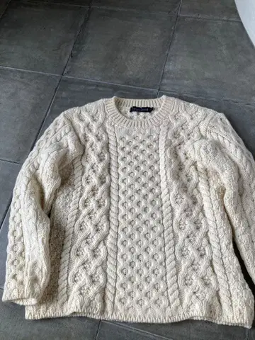 아이보리 케이블 짜임 니트 스웨터