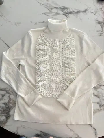 룰루윌비 화이트 터틀넥 스웨터 사이즈 2