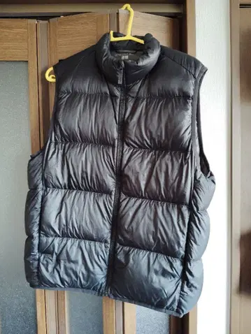 유니클로 울트라 라이트 다운 베스트 블랙