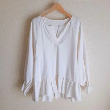 Grace class 키넥 프릴 블라우스 V넥 긴팔 화이트 페플럼