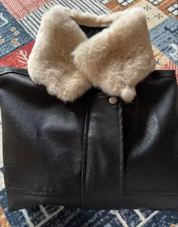 인조 모피가 달린 블랙 가죽 자켓