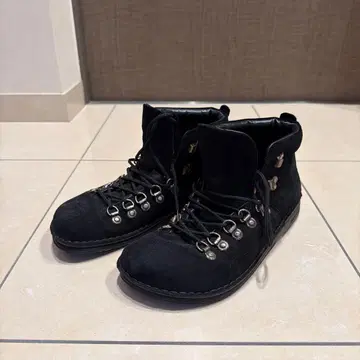 블랙 스웨이드 하이컷 부츠