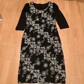 꽃무늬 자수 블랙 원피스 M 사이즈