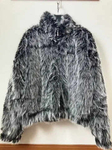 퍼 소재 자켓 그레이와 블랙