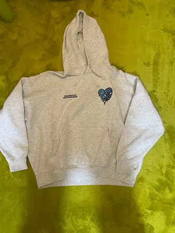 하트형 그래픽 후드티