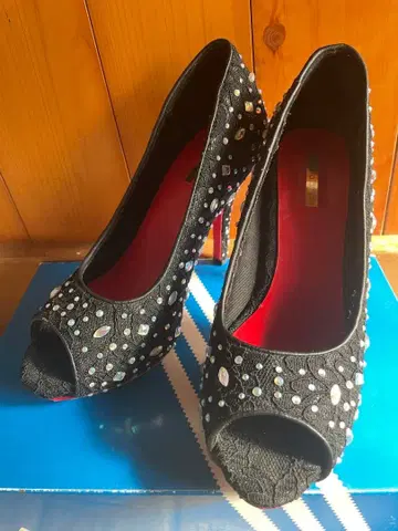 [ 반짝이는 큐빅 장식 ] 오픈토 힐 amato