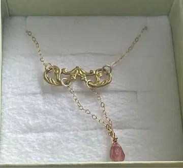 스트로베리 쿼츠 샹들리에 목걸이