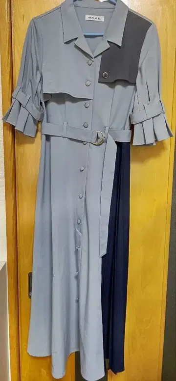 REDYAZEL 트렌치 컬러 블록 플리츠 셔츠 원피스