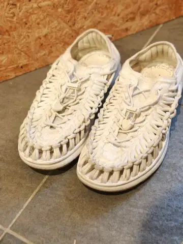 [ KEEN ] UNEEK: 유니크 뜨개질 샌들