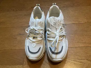 화이트 스니커즈 통기성 메쉬 소재 통굽 귀여운