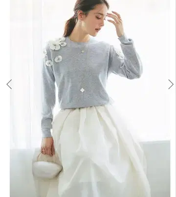 세븐텐 새틴 플라워 모티브 니트 (그레이 x 화이트) M 사이즈