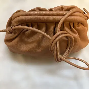 브라운 개더 마감 숄더백