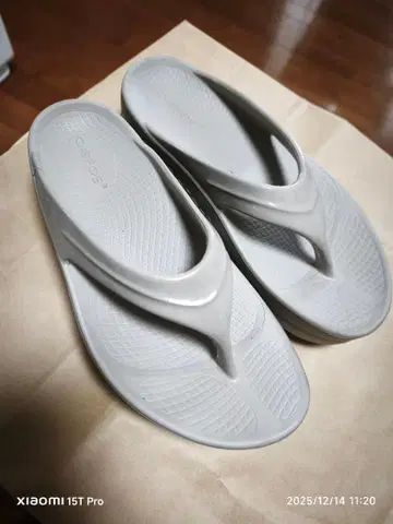 Oofos 그레이 샌들