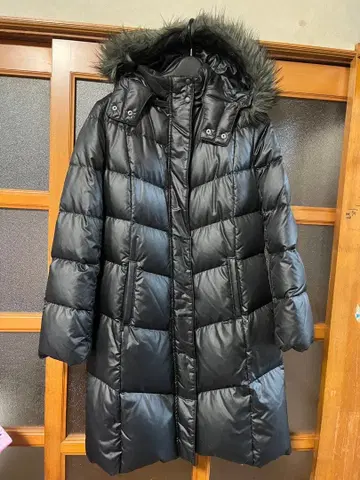 퍼 달린 다운 롱 코트 블랙