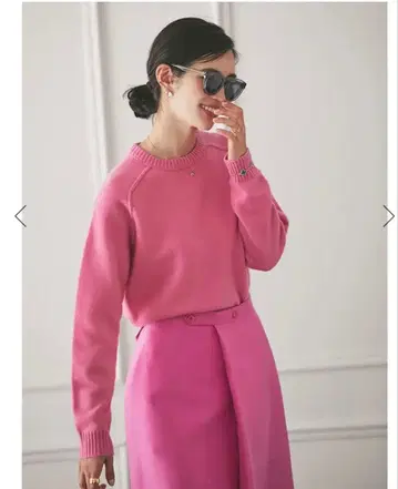 베이직 크루넥 니트 (핑크 스피넬) 34,100엔 (세금 포함)