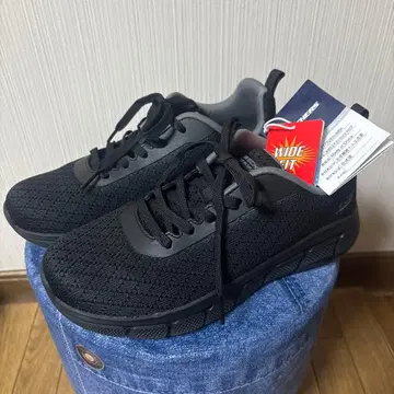 새상품급 SKECHERS Wide Fit 블랙 스니커즈