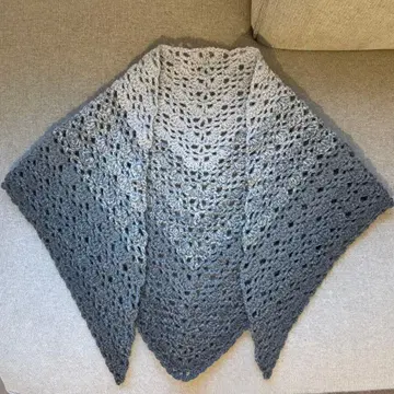 새상품 원더 울 그라데이션 레이스 뜨기 삼각형 스톨. 핸드메이드