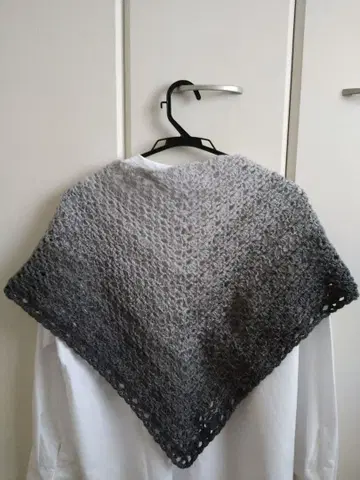 새상품 원더 울 그라데이션 레이스 뜨기 삼각형 스톨. 핸드메이드