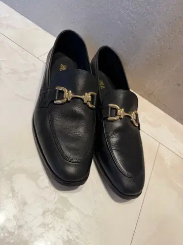 ZARA 블랙 로퍼 골드 금장 장식