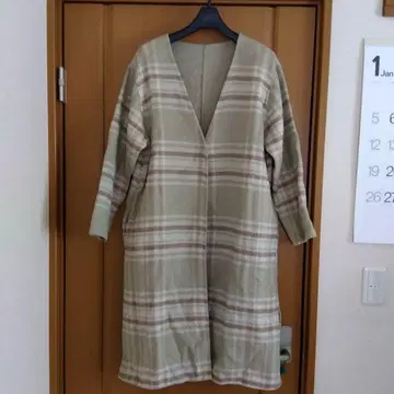 후드 부착 베이지 계열 체크 롱 코트