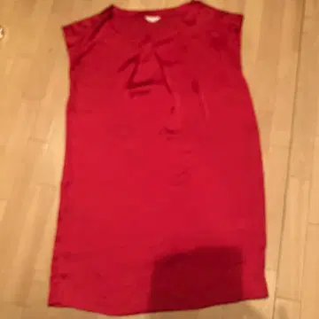 빨간색 슬리브리스 무릎 기장 원피스