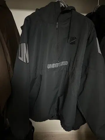 UNDEFEATED 블랙 아노락 자켓