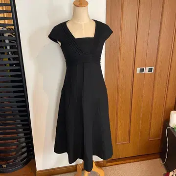 완판템 시빌라 핀턱 압축 울 원피스