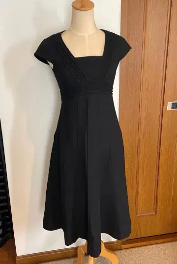 완판템 시빌라 핀턱 압축 울 원피스