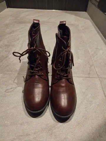 브라운(홍차) 레이스업 부츠 미사용 새상품