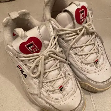 FILA 화이트 하트 로고 스니커즈